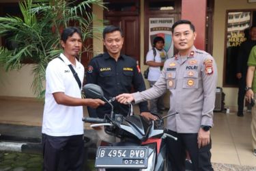 Polsek Pamulang mengembalikan sepeda motor milik warga yang sempat hilang dicuri.(dra)