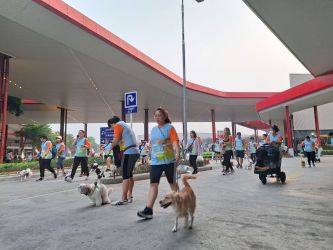 Ratusan peserta membawa anjing dan kucing untuk jogging pada acara PAWJOG 2023 di QBIG BSD, kemarin.(ars)