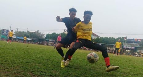 Gelandang Tujuh FC, Putra (kostum hitam) berduel dengan pemain asing Arkha Mandiri, Emeka.(Ist).