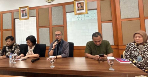 Staf Khusus Menteri Koperasi dan UKM Bidang Pemberdayaan Ekonomi Kreatif Fiki Satari saat menggelar jumpa pers bersama TikTok Indonesia di Jakarta, Rabu (26/7/2023). Foto : Ist