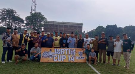 Usai tehnical meeting, perwakilan klub peserta foto bersama dengan panitia.(Foto: Red/tangselpos.id).