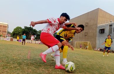 Kapten Gurih FC, Septian (kiri) berduel dengan gelandang All Stars Pakujaya, Haviz.(Foto: Red/tangselpos.id).
