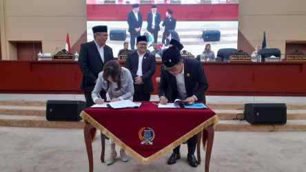Walikota Tangsel Benyamin Davnie bersama dengan DPRD Kota Tangsel menandatangani nota kesepakatan KUA/PPAS APBD Perubahan 2023, Kamis (24/8).(dra)