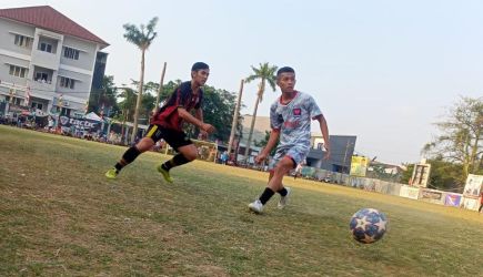 Penyerang H Saemin FC, Egi (kiri) dan penyerang Pondok Betung FC, Dendi saling mengejar bola.(Foto: Red/tangselpos.id).