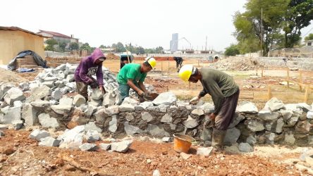 Sejumlah pekerja bangunan sedang memasang batu kali untuk pondasi salah satu bangunan penunjang Alun Alun Pondok Aren.(dra)