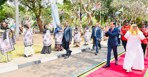 Presiden Jokowi bersama Presiden Samia Suluhu Hassan berjalan menuju Kikwete Hall, Dar Es Salaam State House, Dar Es Salaam, Tanzania, Selasa (22/8). Foto: Setpres