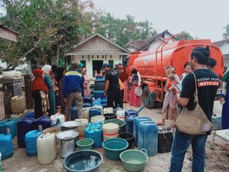 Boedak Saung menyalurkan air bersih ke lokasi kebakaran di Ponpes Al Iftida, Desa Pasirkadu, Kecamatan Sukaresmi, Kabupaten Pandeglang, Senin (28/8/2023).(Istimewa)