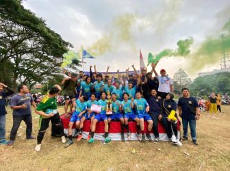 Karangtaruna Lengkong Gudang Rayakan Hari Kemerdekaan Gelar Turnaman Sepak Bola Antar RW. Kegiatan tersebut diselenggarakan dalam memperingati HUT RI ke-78.(dra)