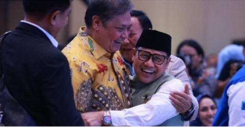 Ketum Gilkar Airlangga Hartarto (baju batik) saat memeluk Ketum PKB Muhaimain Iskandar (berpeci) saat hadir di acara HUT PAN. Foto : Ist
