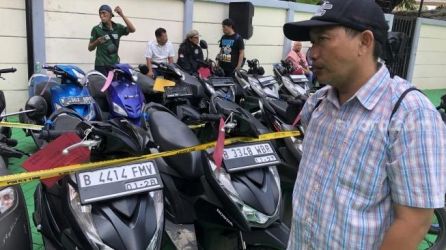 Warga Pamulang terlihat senang setelah sepeda motornya dikembalikan oleh polisi, setelah polisi menangkap pelaku pencurian  tersebut.(dra)