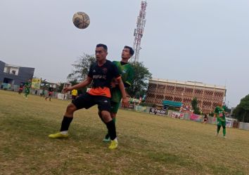 Bek Marabunta FC, Mardian (belakang) mengawal ketat pemain Ansper FC.(Foto: Red/tangselpos.id).