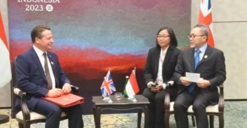 Menteri Perdagangan Mendag RI Zulkifli Hasan (kanan) dan Menteri Negara untuk Perdagangan Internasional Inggris Nigel Huddleston di sela Pertemuan Menteri Ekonomi ASEAN AEM ke-55 di Semarang, Jawa Tengah, Minggu (20/8/2023). Foto : Ist