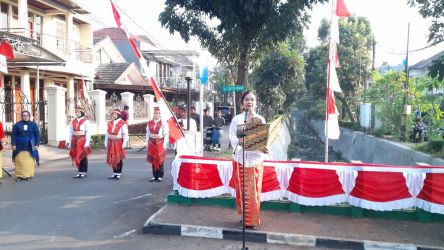 Detik-detik peringatan HUT ke 78 RI di RW 09 Bintaro Sektor lV Pondok Karya, Kecamatan Pondok Aren, Kamis (17/8) berlangsung khidmat.(dra)