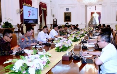 Pj Gubernur Banten Al Muktabar saat mengikuti rapat terkait polusi yang dipimpin Presiden Jokowi di Istana Merdeka. Foto : Istv
