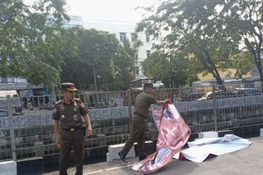 Satpol PP Kota Tangsel terus melakukan penertiban terhadap Alat Peraga Kampanye (APK) para Bacaleg dan parpol yang dipasang melanggar aturan.(dra)