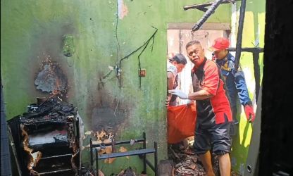 Petugas melakukan pemadam api, akibat kebakaran di salah satu rumah kontrakan di Kampung Kamurang Atas, Kelurahan Pakulonan, Kecamatan Serpong Utara.(dra)
