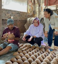 NINJAU. Airin Rachmi Diany meninjau pembuatan gerabah tanah lihat di Ciruas,Jumat (15/9). Foto ; Ist