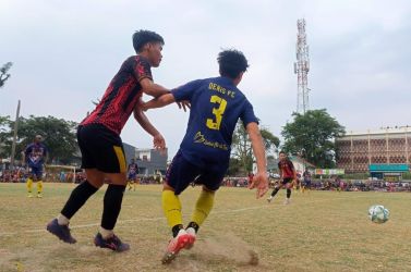 Pemain Denis FC nomor punggung 3, Wage mengawal ketat penyerang H Saemin FC, Ricky Bogel di laga final.(Foto: Red/tangselpos.id).