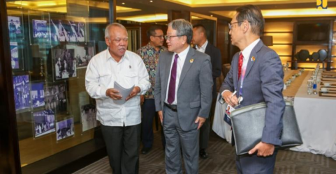 Menteri PUPR Basuki Hadimuljono dan Delegasi Jepang saat berkunjung ke kantor PUPR. Foto : Ist