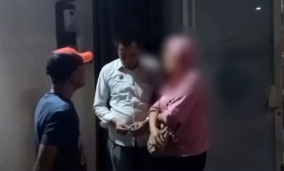 Keluarga korban saat mendatangi kantor leasing di Rempoa Ciputat Timur. Korban diduga menjadi korban pelecehan oleh oknum Debt Collector.(dra)