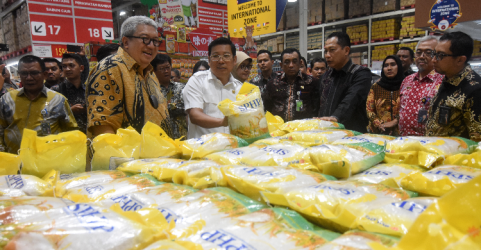Dirut Perum Bulog (no 3 di depan) saat sidak di Pasar Rebo, Jakarta. Foto : Ist