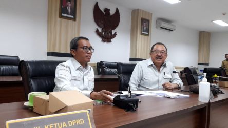 Wakil Ketua Bapemperda DPRD Kota Tangsel , Tarmizi (kiri) bersama Ketua Fraksi Demokrat Rizki Jonis, usai menggelar rapat persiapan Raperda Penyelenggaraan Fasilitas Ibadah Haji.(dra)