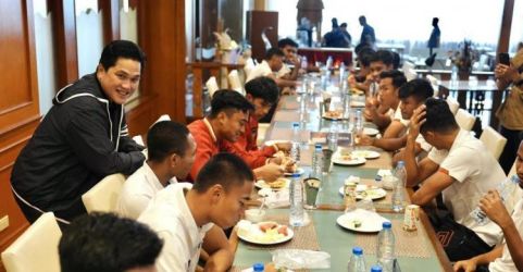 Erick Thohir bersama pemain PSSI U-17. Foto : Ist