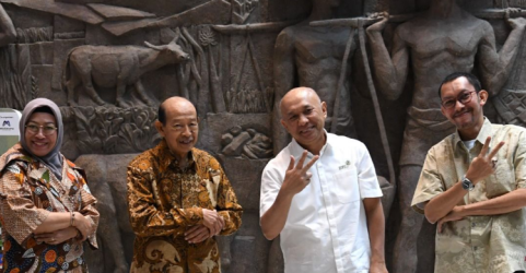 Menkop dan  UKM Teten Masduki ( baju putih). Foto : Ist
