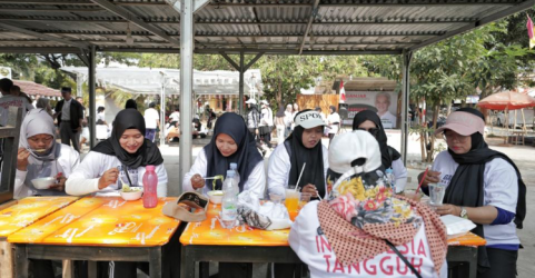 Sukarelawan Gardu Ganjar berupaya mendorong perekonomian masyarakat Tangerang dengan menggandeng UMKM lokal saat menggelar senam sehat bersama ratusan mak-mak pada Minggu (17/9). Foto: Ist