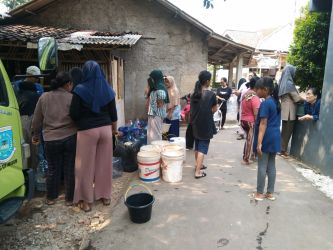 Hingga kini ada 18 titik kekringan imbas dari kemarau panjang. Pemkot Tangsel pun terus memberikan bantuan air bersih ke warga.(dra)