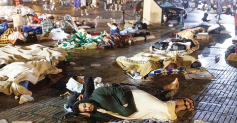 Warga Maroko tidur di alun-alun setelah dihantam gempa bumi berkekuatan magnitudo 6,8, di Marrakesh, Maroko, Minggu (9/9). Gempa yang terjadi Sabtu malam itu, dilaporkan menewaskan sekitar 2.000 orang. Foto: AFP