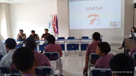 Pelajar SMPN 24 Kota Tangsel tampak serius mendengarkan penjelasan hukum dari para jaksa Kejari Kota Tangsel, dalam program Jaksa Masuk Sekolah.(dra)