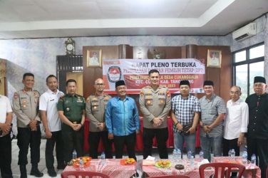 Kapolres Tangsel AKBP Faisal Febrianto, saat melakukan sosialisasi dan siltaurahmi terhadap calon dan tim sukses Pilkades Desa Cukanggalih, Kecamatan Legok, Kabupaten Tangerang pada Kamis (14/9).(dra)