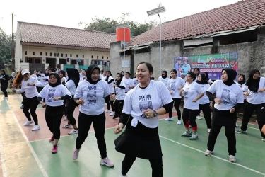 Relawan Bakal Calon Presiden (Bacapres) Ganjar Pranowo yang tergabung dalam Komunitas Warung Tegal (Kowarteg) Indonesia dukung Ganjar Pranowo, menggelar kegiatan senam aerobic.(dra)