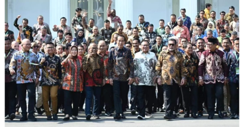 Presiden Jokowi foto bersama para peserta Konggres PWI. Foto : Setpres