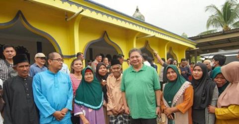 Menko Perekonomian saat mengunjungi Pulau Rempang. Foto : Ist