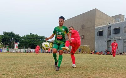 Penyerang Marabunta FC, Davin (kostum hijau) dikawal ketat bek kiri Golok Setan FC, Elay.(Foto: Red/tangselpos.id).