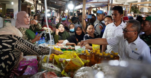 Menteri Perdagangan saat keliling ke pasar tradisionsl. Foto : Ist