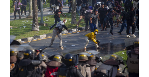 Suasana demo di Pulau Remang. Foto : Ist