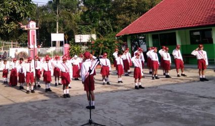 Upacara brndera Sekolah Dasar. Foto : Ist