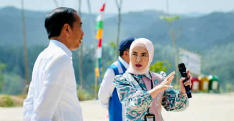 Presiden Jokowi bersama Dirut Pertamina Nicke Widyawati saat berada di IKN. Foto : Setpres