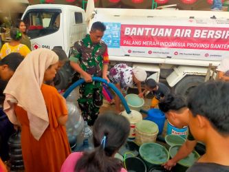 Babinsa Kelurahan Kadomas, Serka Asep Taryana, membantu penyaluran air bersih di Kampung Cicalung Pasir Salam RT 05 RW 08, Kelurahan Kadomas, Kecamatan Pandeglang, Selasa (26/9/2023) sore.(Istimewa)