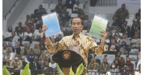 Presiden Jokowi menunjukkan SK Perhutanan Sosial dan SK Tanah Objek Reforma Agraria (TORA), saat Festival LIKE, di Indonesia Arena, Gelora Bung Karno, Jakarta, Senin (18/9). (Foto: RM)