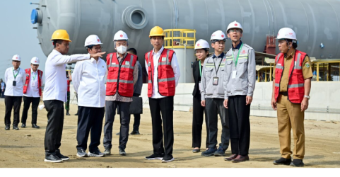 Presiden Joko Widodo meninjau area perengkahan nafta PT Lotte Chemical Indonesia LCI di Kota Cilegon, Provinsi Banten, pada Selasa, 12 September 2023. Foto: Setpres