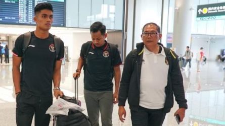 Ramadhan Samanta (kiri) sudah tiba di China. Foto : Ist