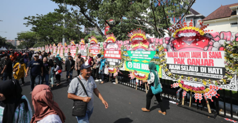 Ribuan karangan bunga yang berisi ucapan terima kasih kepada Gubernur Jawa Tengah Jateng Ganjar Pranowo atas kepemimpinannya 10 tahun terakhir mengular di Jalan Pahlawan, Kota Semarang, Jateng, Selasa (5/9). Foto : Ist