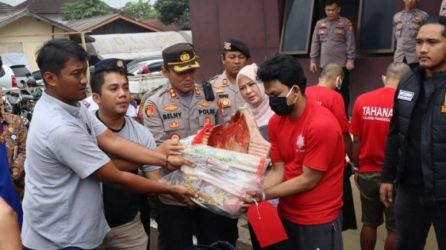 Riko dan barang bukti kloset. Foto : Ist
