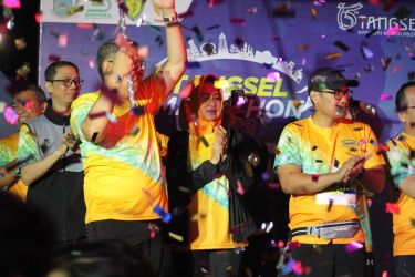 Wali Kota Tangerang Selatan, Benyamin Davnie, melepas ribuan peserta Tangsel Marathon 2023. (Ist)
