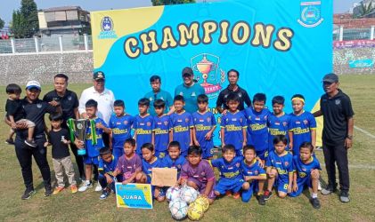 Wali Kota Tangsel, Benyamin Davnie foto bersama pengurus dan anak-anak Diklat Pakujaya usai seremoni pembagian piala di Lapangan UMJ, Minggu (17/9).(Foto: Red/tangselpos.id).