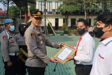 Kapolres Tangsel AKBP Faisal Febrianto memberikan penghargaan terhadap beberapa personelnya yang berprestasi.(dra)